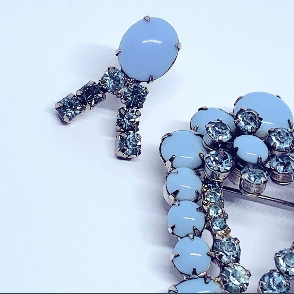Juliana D&E Baby Blue Milk Glass Horseshoe Brooch & Screwback Earrings Parure - Picture 4 of 10
